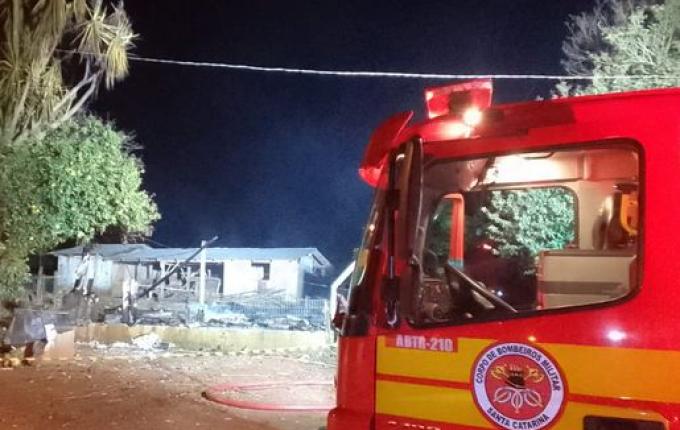 Incêndio deixa casa destruída no interior de Bandeirante