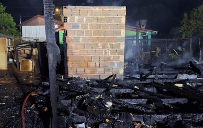 Incêndio destrói residência em Guarujá do Sul