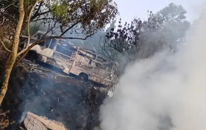 Incêndio destrói galpão e atinge micro-ônibus no centro de Bandeirante