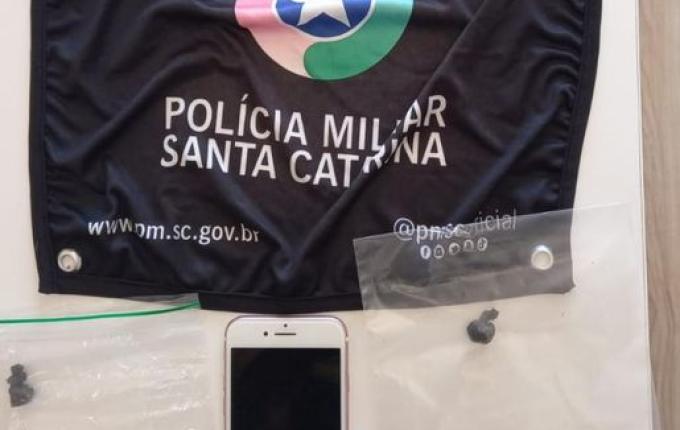 Adolescente é flagrado pela PM vendendo droga em frente sua casa em SMOeste