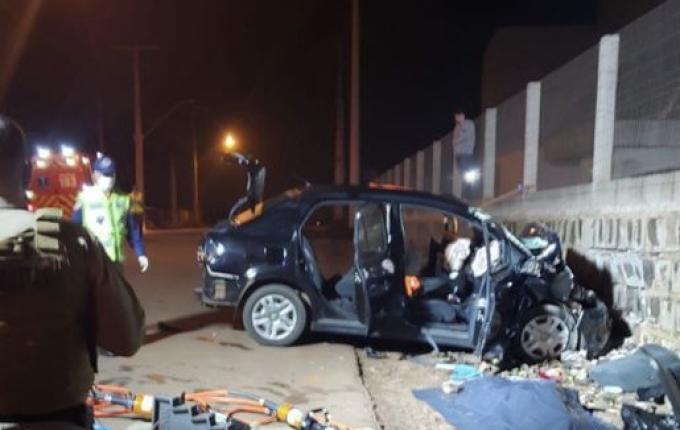 Colisão em muro de contenção mata dois jovens e deixa outros dois com ferimentos graves