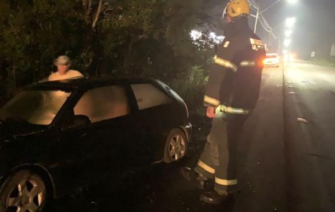 Condutor embriagado bate em poste e tem veículo recolhido em SMOeste
