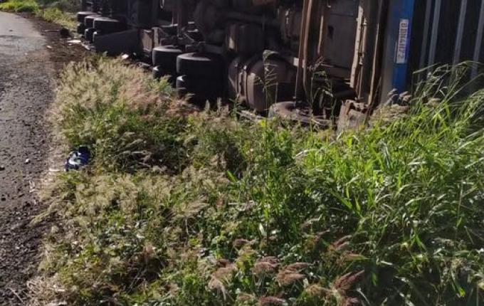 Saída de pista seguida de tombamento mobiliza bombeiros na SC-161