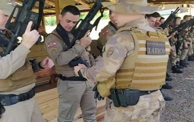 Policiais recebem capacitação para uso de fuzil