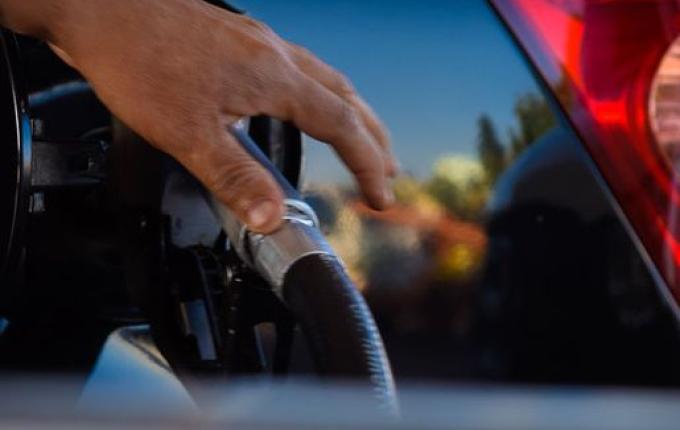VÍDEO: Preço da gasolina diminui em média R$ 0,50 por litro nos postos de SMOeste