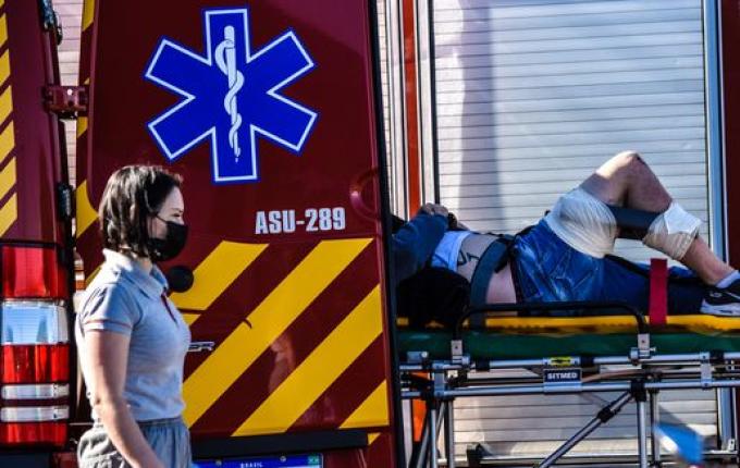 VÍDEO: colisão entre carro e moto deixa dois feridos na Willy Barth