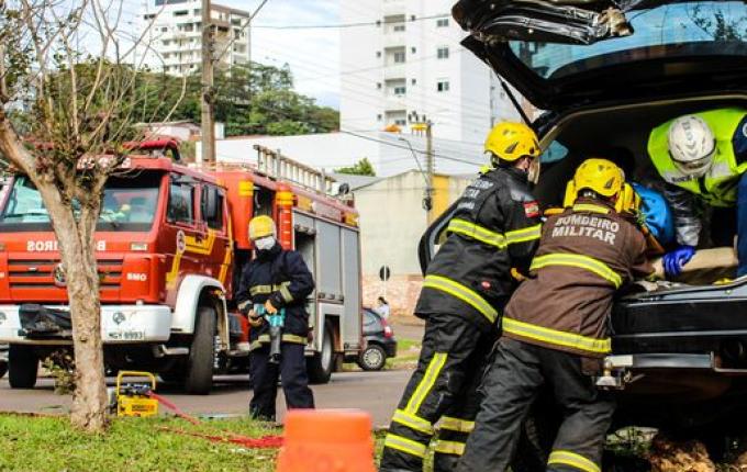 Colisão em lixeira e árvore deixa homem ferido em SMO; vídeo