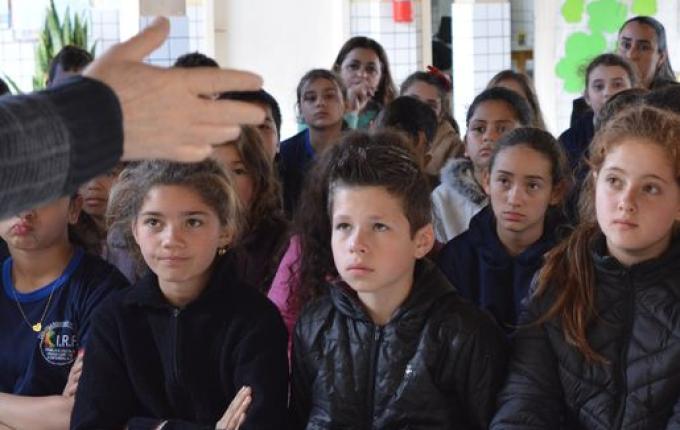 Rádio Atalaia trabalha semana do rádio com alunos