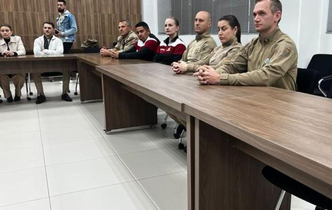 Sicoob São Miguel entrega 20 novos uniformes do Proerd para a Polícia Militar