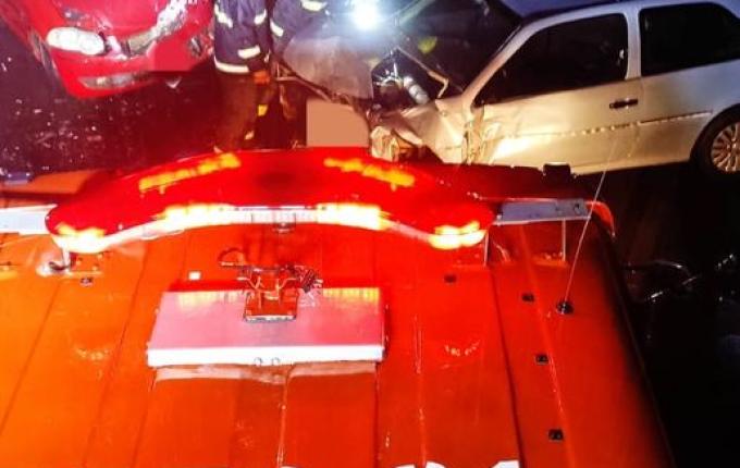 Acidente entre carros e caminhão deixa um ferido na BR 282, em Maravilha