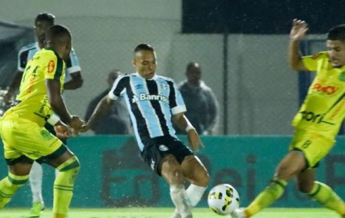 Grêmio perde para o Mirassol com um a mais e é eliminado na primeira fase da Copa do Brasil
