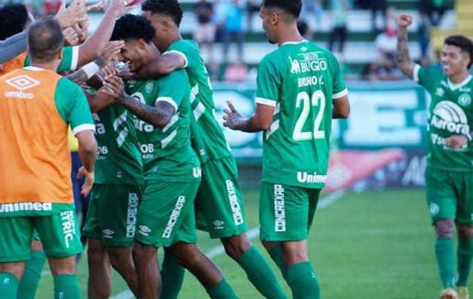 Chape supera o Londrina e vence a primeira na série B