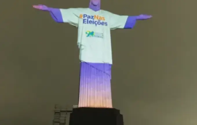 Cristo Redentor 'veste' camisa pedindo paz nas eleições