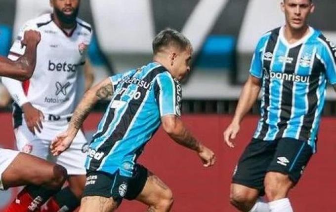 Grêmio vence Vitória por 2 a 0 e dá "sinal de vida" no Brasileirão