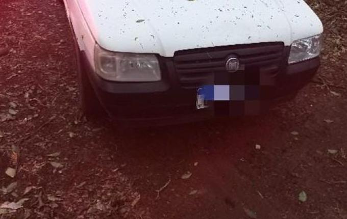 Carro furtado é encontrado abandonado perto de mata em Descanso