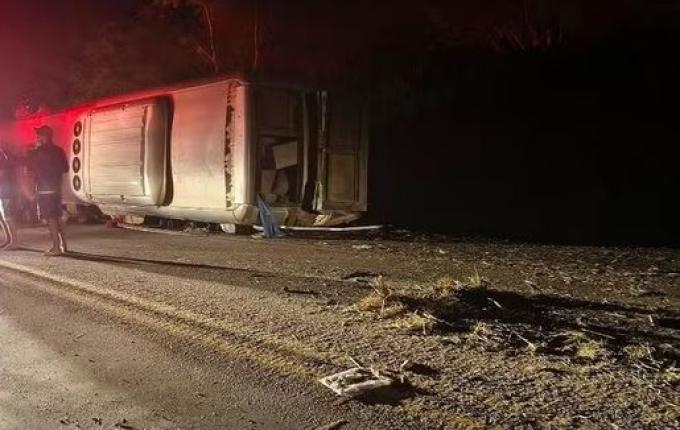 Grave acidente com ônibus deixa 15 mortos na BR-423, em Pernambuco