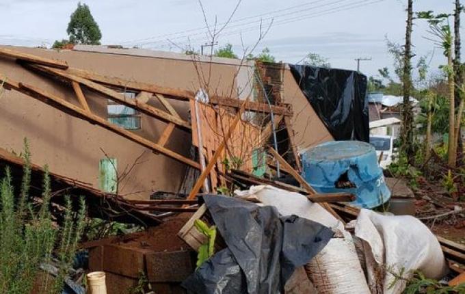 Vídeo: Comunidade se mobiliza para limpeza de estragos causados pelo temporal em Belmonte