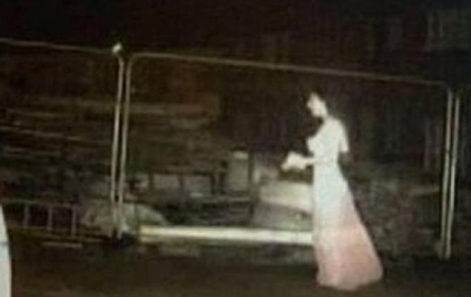 Sensor de movimento é acionado em canteiro de obra, e 'noiva fantasma' é flagrada por câmera