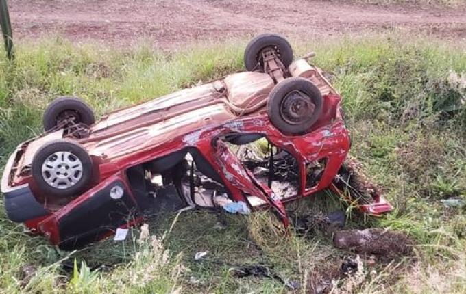 Colisão entre veículos deixa uma pessoa ferida e outra presa em São João do Oeste