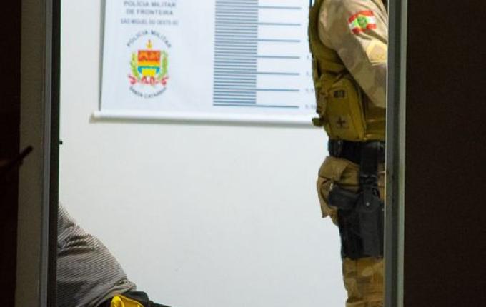 Polícia Militar prende dois homens por tráfico de drogas em SMOeste; Assista