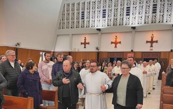 Durante celebração em SMO, Rodrigo Isotton é ordenado diácono da Arquidiocese de Chapecó