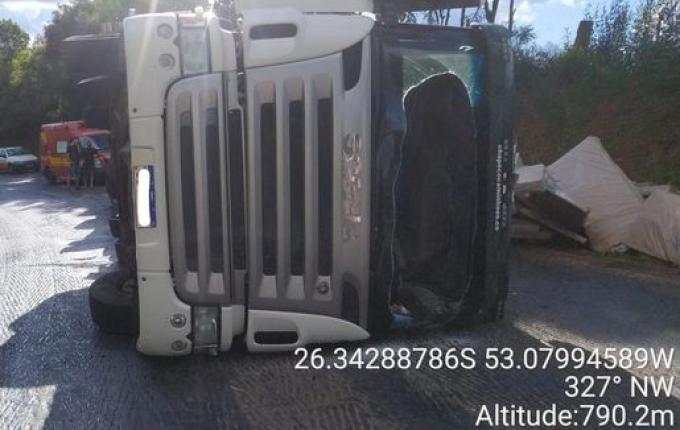 Carreta tomba e derrama óleo diesel na PR-180