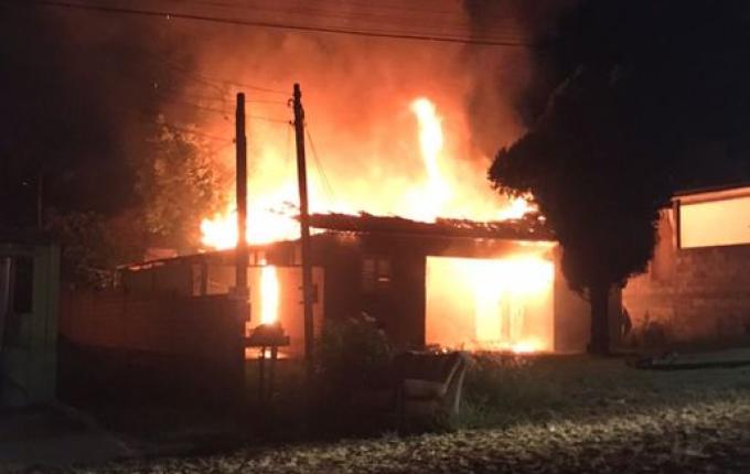 Família pede ajuda após incêndio destruir residência em SMOeste