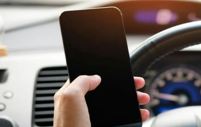 Quase 50 mil motoristas em SC foram multados por uso de celular ao volante em 2025