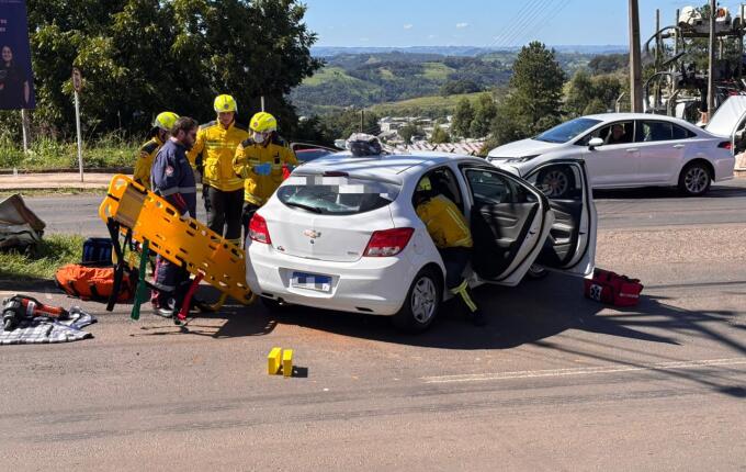 Colisão entre dois carros deixa três feridos na Willy Barth, em São Miguel do Oeste