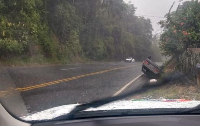 Veículo tomba após colisão deixando um ferido na SC-157