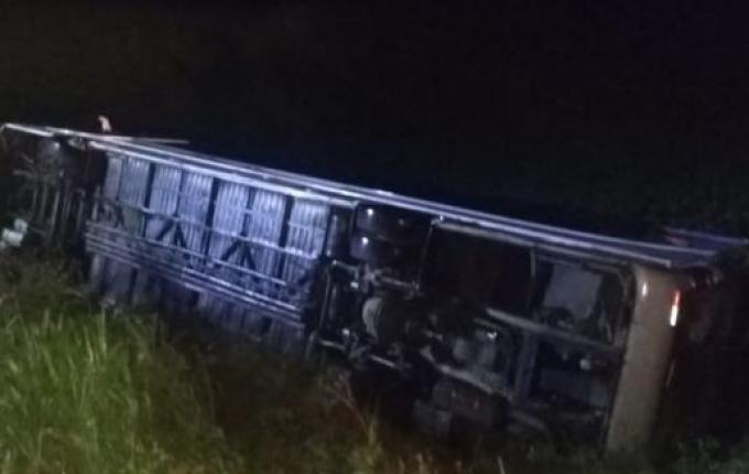 Acidente com ônibus de torcedores do Pelotas deixa cerca de 30 pessoas feridas