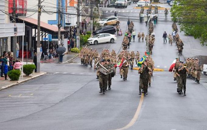 Mais de 5 mil pessoas acompanham desfile de 7 de setembro em SMOeste