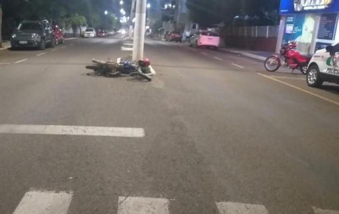 Condutor abandona motocicleta após colisão no centro de Itapiranga