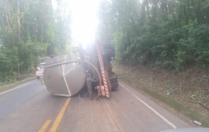 Caminhão sai da pista e tomba na SC-305 em Guaraciaba