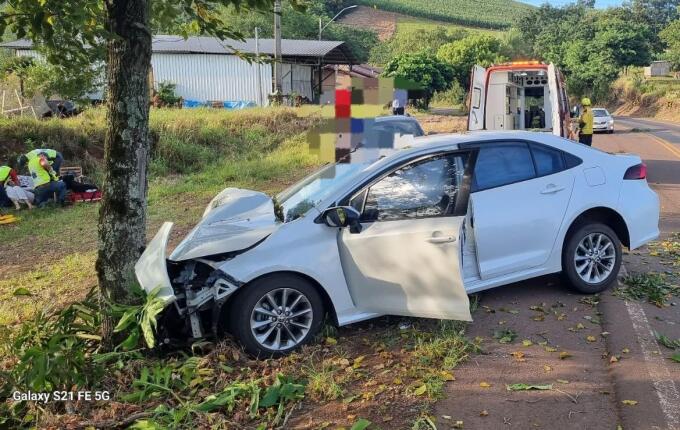 Duas pessoas ficam feridas após carro sair da pista e colidir contra árvore, em Iporã do Oeste
