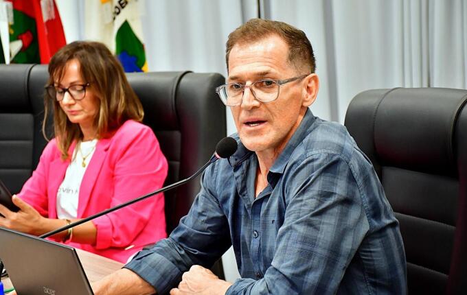 Vereador propõe substituir leucena por árvores nativas para conter espécie invasora em SMO