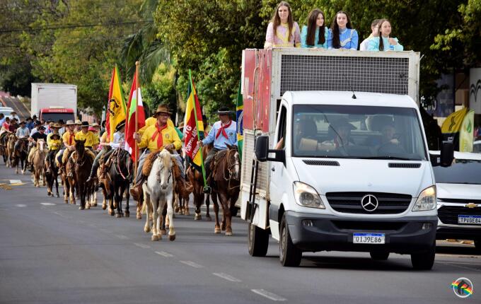 Semana Farroupilha começa com desfile de cavalos em São Miguel do Oeste