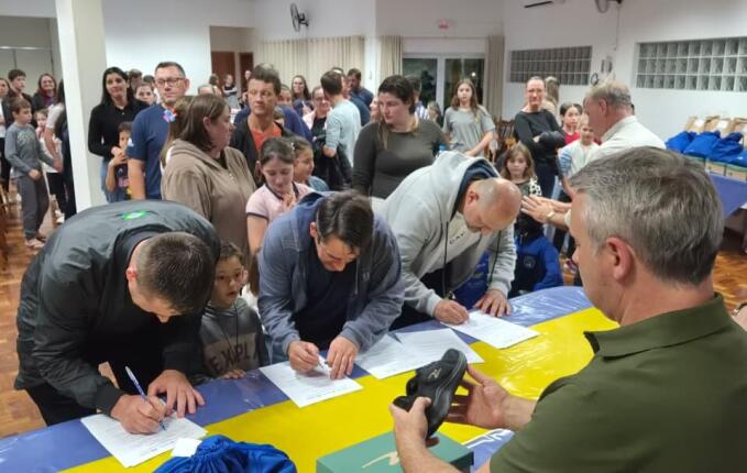 Programa AABB Comunidade entrega kits a 100 estudantes em SMO