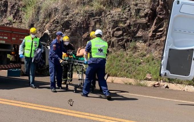 VÍDEO: Colisão frontal entre carro e caminhão deixa dois feridos na BR-282
