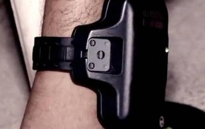 Moisés sanciona lei que obriga preso a pagar pelo uso da tornozeleira eletrônica em SC