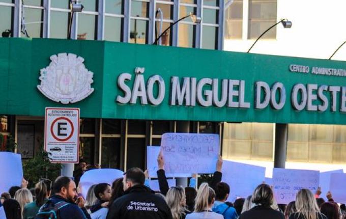 Servidores municipais fazem novo protesto na frente da prefeitura