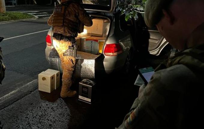 PM flagra veículos carregados de vinho na Willy Barth, em SMOeste