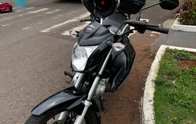 Colisão entre carro e moto deixa homem ferido no centro de SMO
