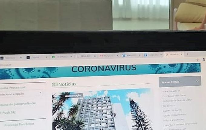 Servidora de Chapecó trabalha em casa para ficar com filho e proteger mãe de 81 anos