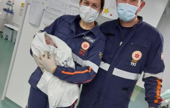 SAMU de Itapiranga realiza parto durante deslocamento