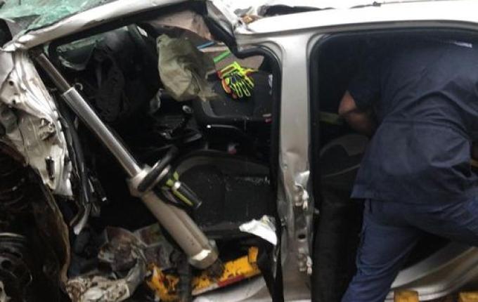 Acidente na BR-282 deixa motorista com fraturas e preso nas ferragens