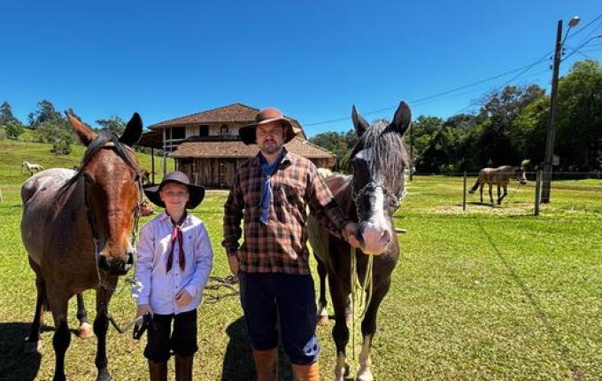 SMO: Pai e filho participam juntos pela primeira vez da Cavalgada da Integração