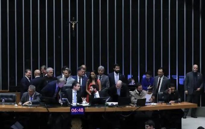 Câmara aprova urgência para PL que proíbe desconto automático no INSS