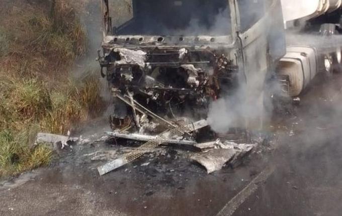 Scania do Paraguai pega fogo na BR 282