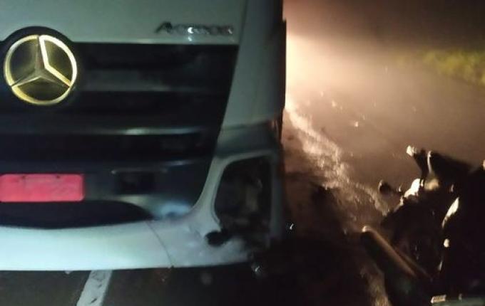 Motocicleta derrapa na pista e colide em caminhão na SC 163, em Descanso